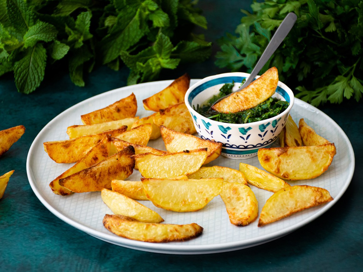 Kartoffelecken mit grüner Salsa