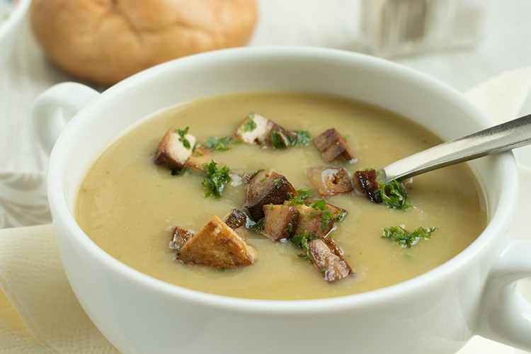 Erbsensuppe mit Räuchertofu