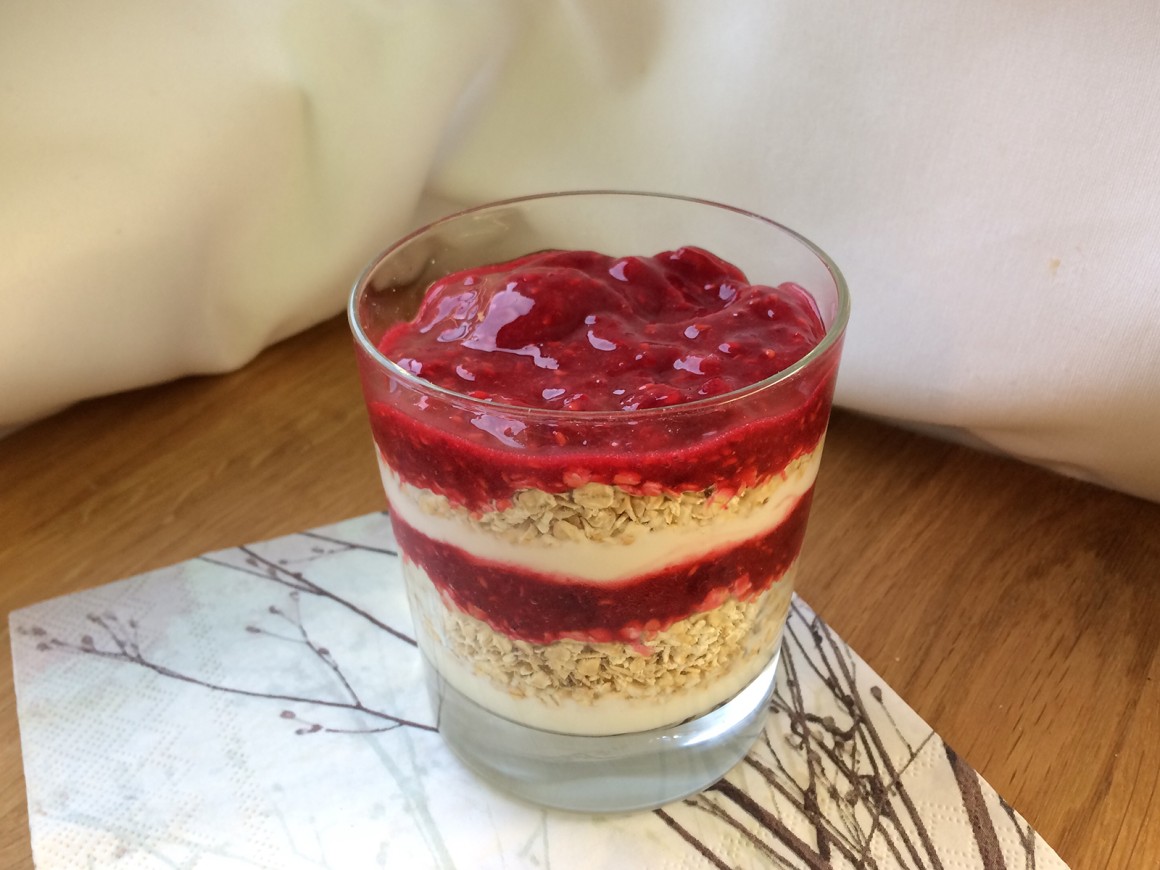 Veganer Frühstücksjogurt mit Himbeeren
