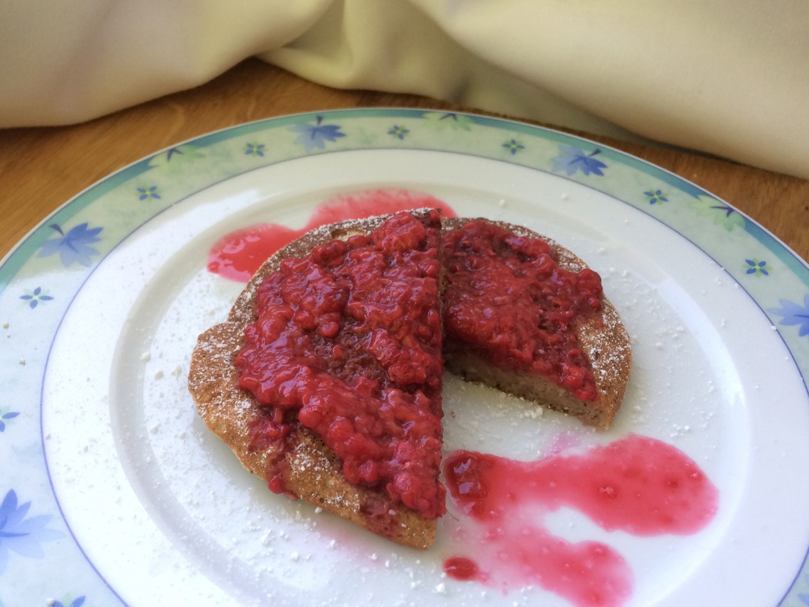Mandel-Pancakes mit heißen Himbeeren