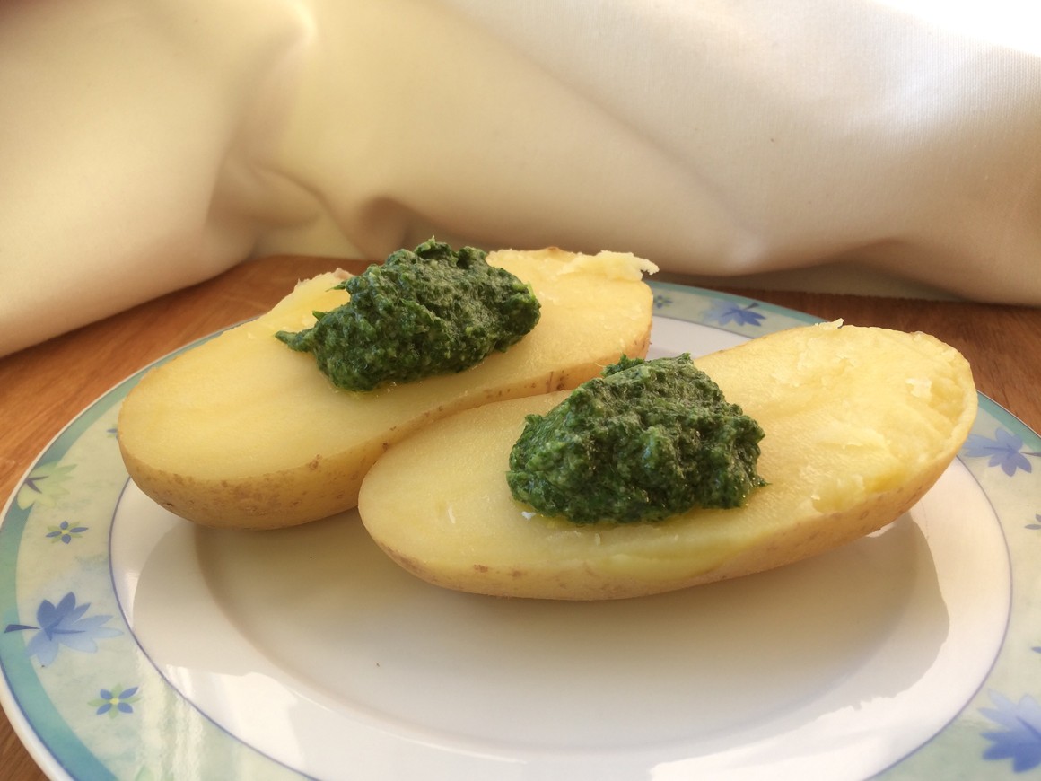 Feldsalat-Pesto auf Pellkartoffel