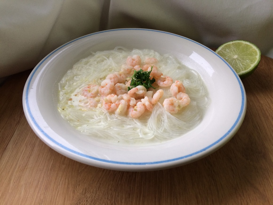 Kokos-Nudelsuppe mit Garnelen