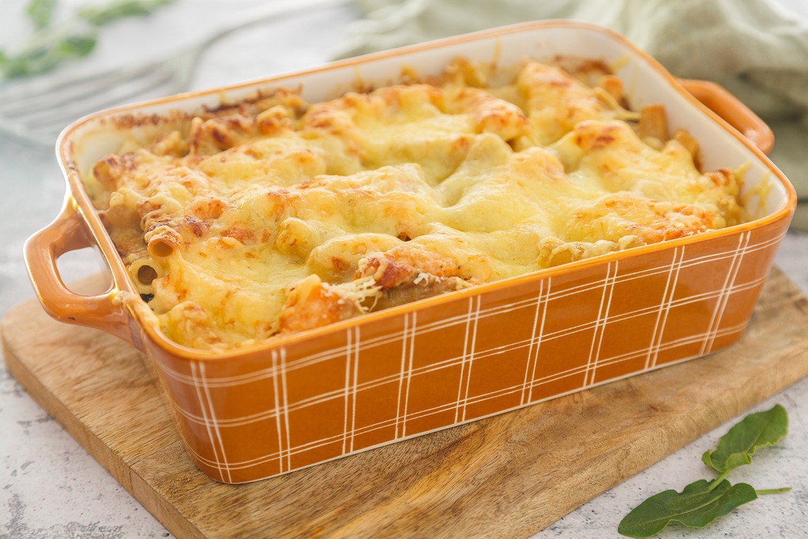 Cremiger Nudelauflauf mit Spinat und Lachs