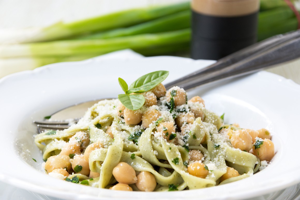Spinat-Bandnudeln mit Kichererbsen und Parmesan
