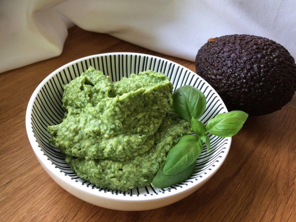 Pesto mit Avocado und Basilikum