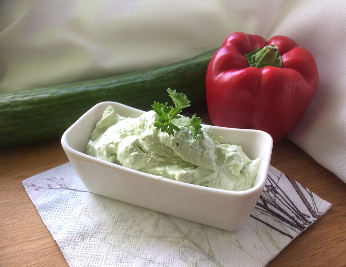 Kräuterdip mit veganem Frischkäse