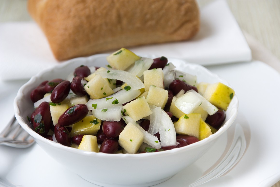 Salat mit Kidneybohnen, Zwiebel und Apfel