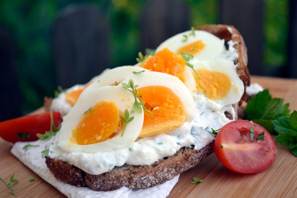 Eibrot mit Kerbelcreme