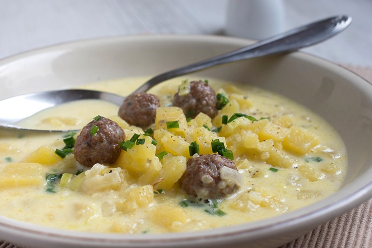 Hackbällchen auf Kartoffelsuppe