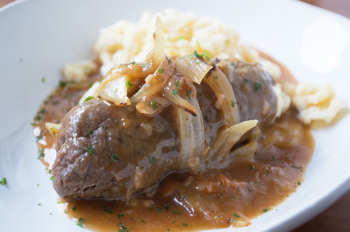 Rindsrouladen in Zwiebelsauce