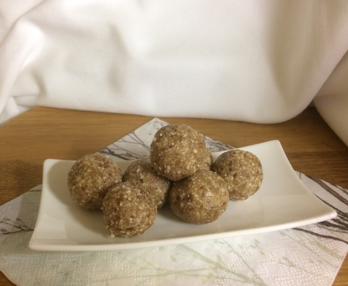 Rohkostkugeln mit Cashews, Datteln und Zimt
