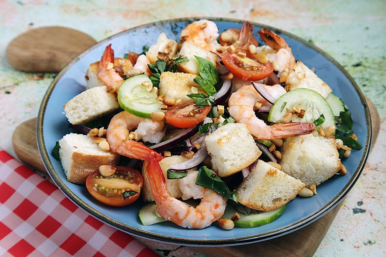 Brotsalat mit Garnelen