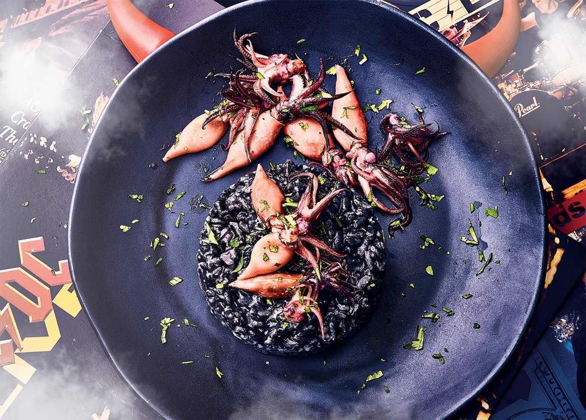 Schwarzes Risotto mit gebratenen Baby-Tintenfischen