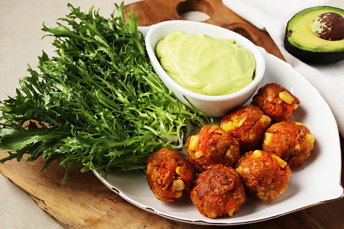 Maisbälle mit Avocadosauce