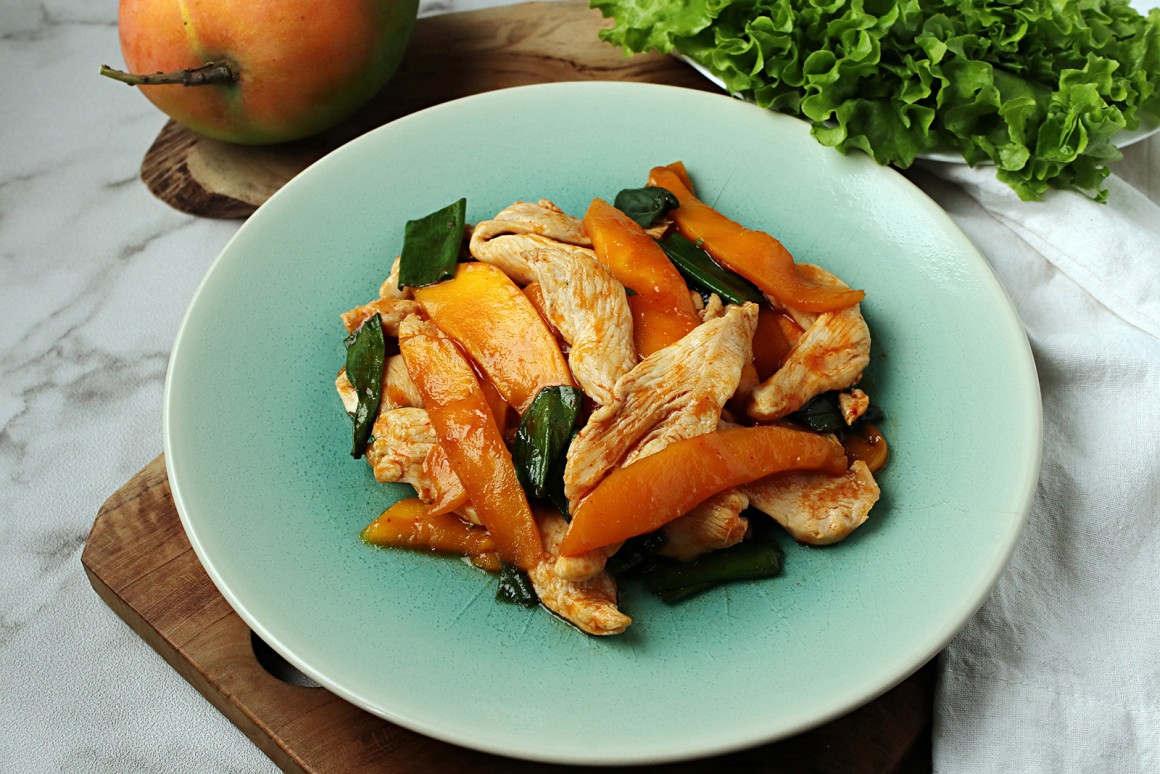 Hühnchenfleisch in fruchtiger Chilisauce