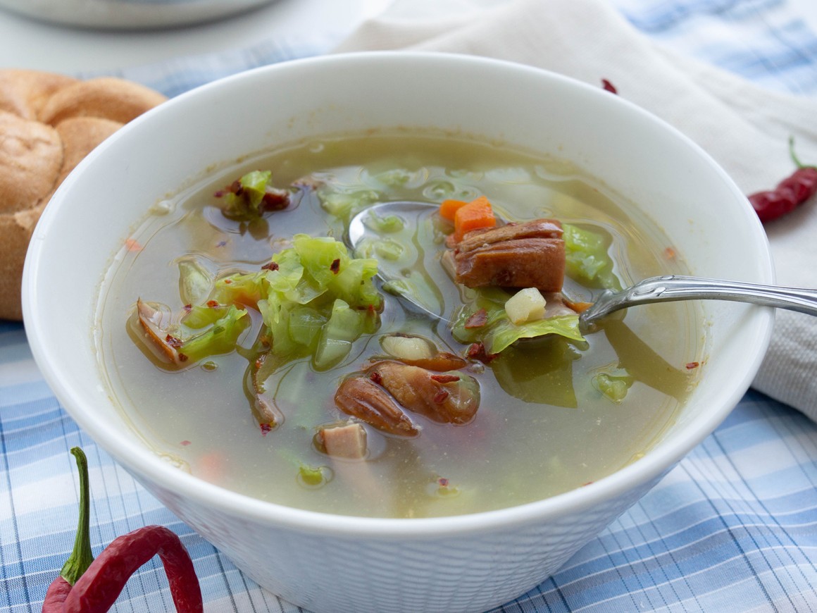Suppe mit Weißkohl und Bratenfleisch