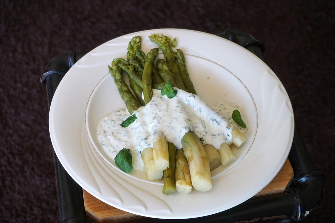 Spargel mit Basilikumsauce