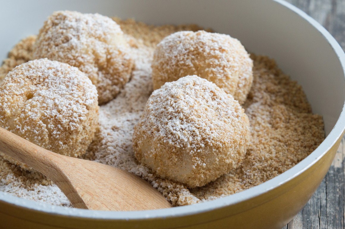 Pflaumenknödel mit Hefeteig