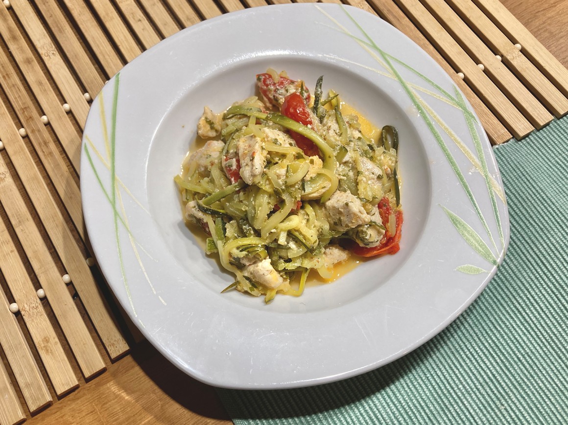 Zucchini Zoodles mit Hähnchen