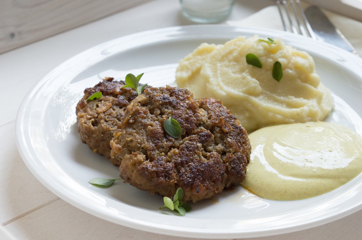Frikadellen mit Curry-Senf-Sauce - Rezept