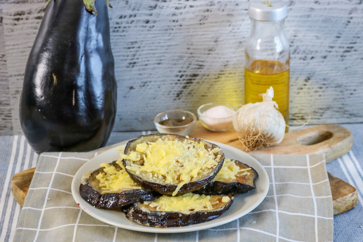 Gebackene Aubergine mit Käse