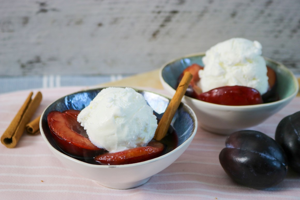 Pflaumenkompott mit Eis - Rezept