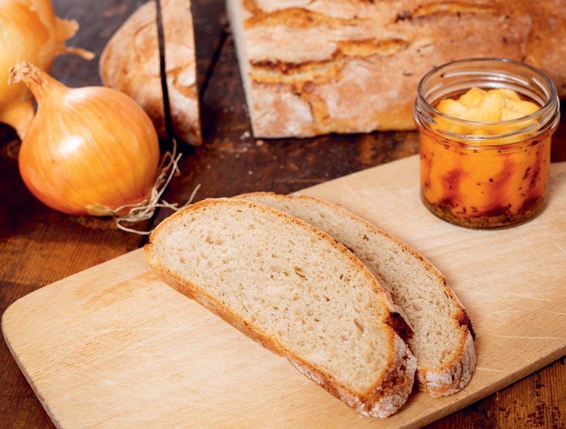 Zwiebelbrot mit Kardamom