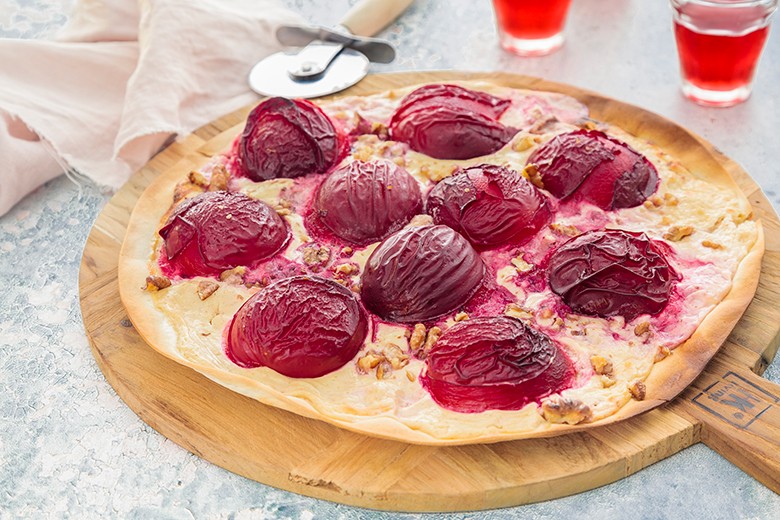 Süßer Flammkuchen mit Pflaumen