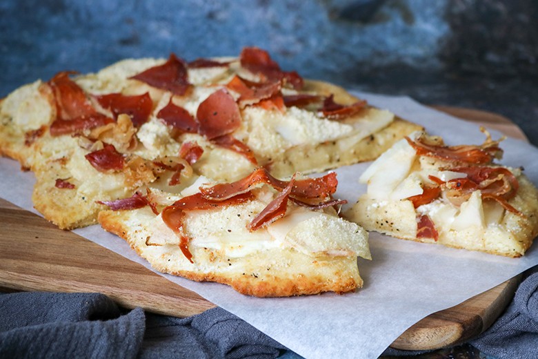 Flammkuchen mit Birnen und Schinken