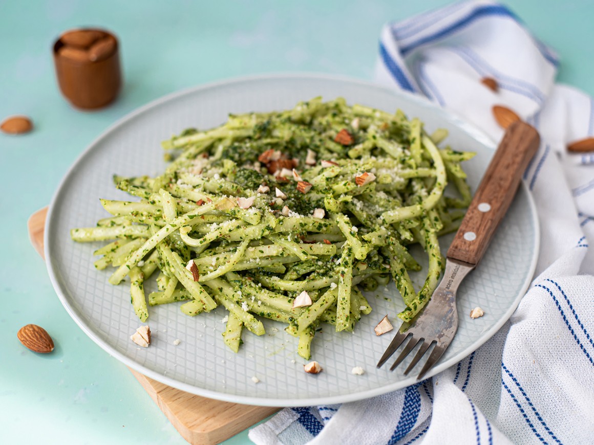 Kohlrabinudeln mit Pesto