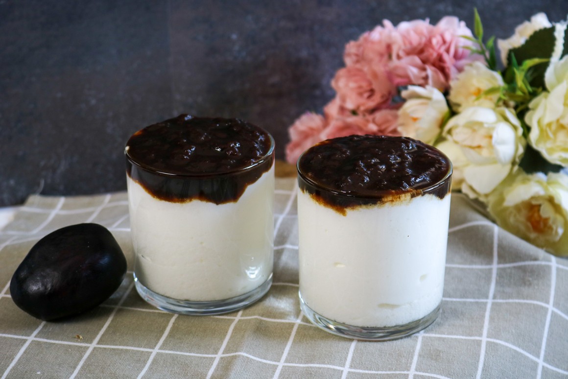 Joghurtmousse mit Pflaumensauce - Rezept