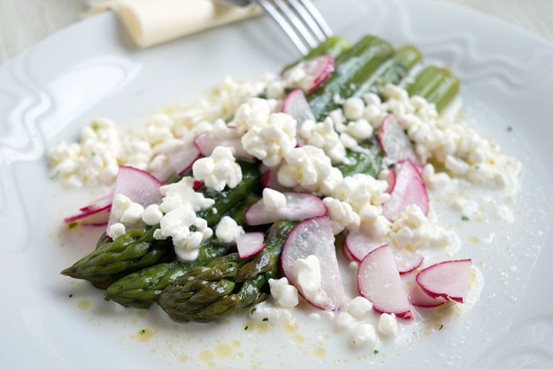 Frühlingssalat mit Spargel, Radieschen und Hüttenkäse
