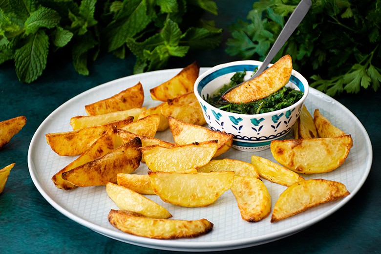 Kartoffelecken mit grüner Salsa