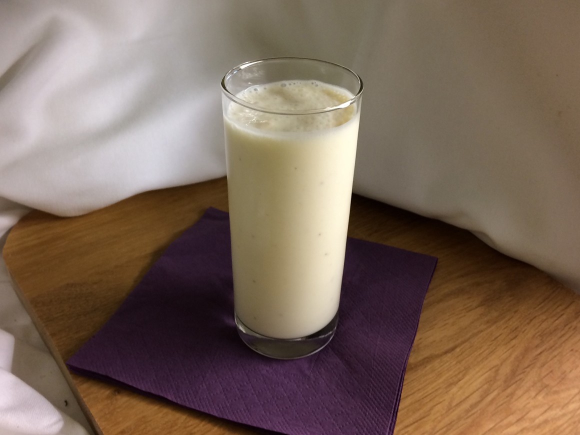 Veganer Jogurtshake mit Kokos und Bananen
