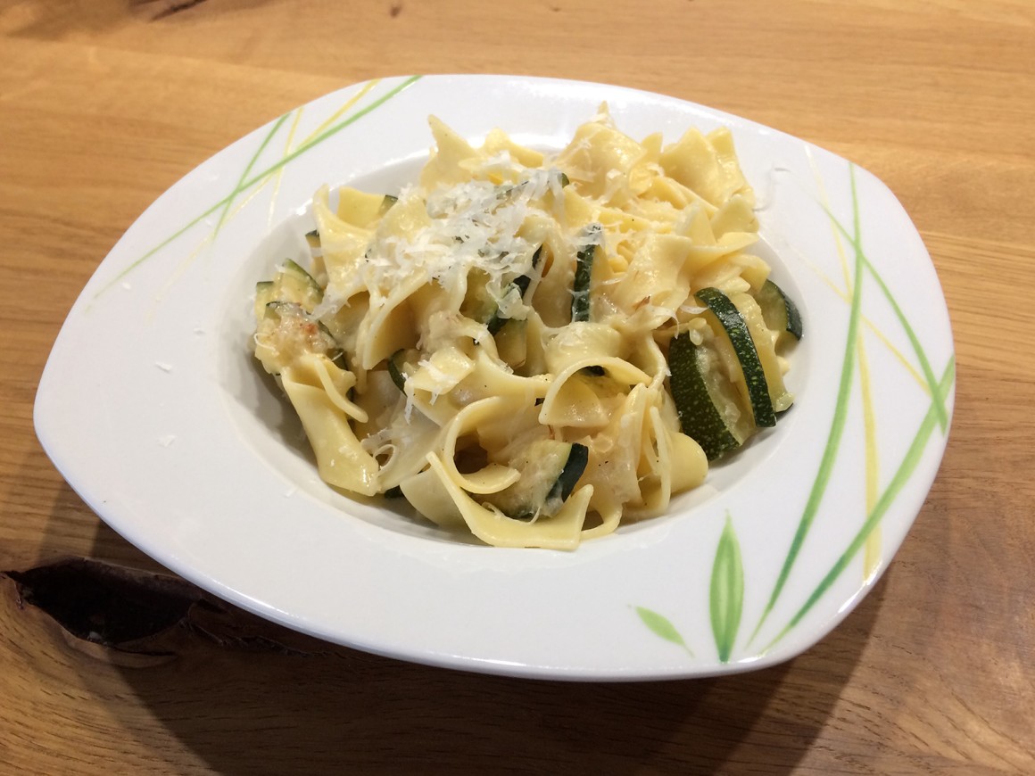 Bandnudeln mit Zucchini-Safransauce - Rezept