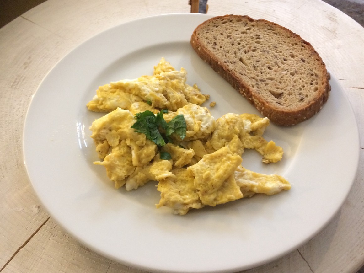 Einfaches Rührei mit Milch