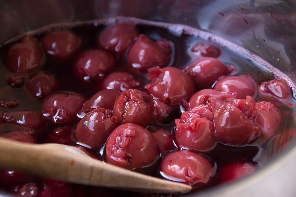 Sauerkirschkompott mit Rotwein