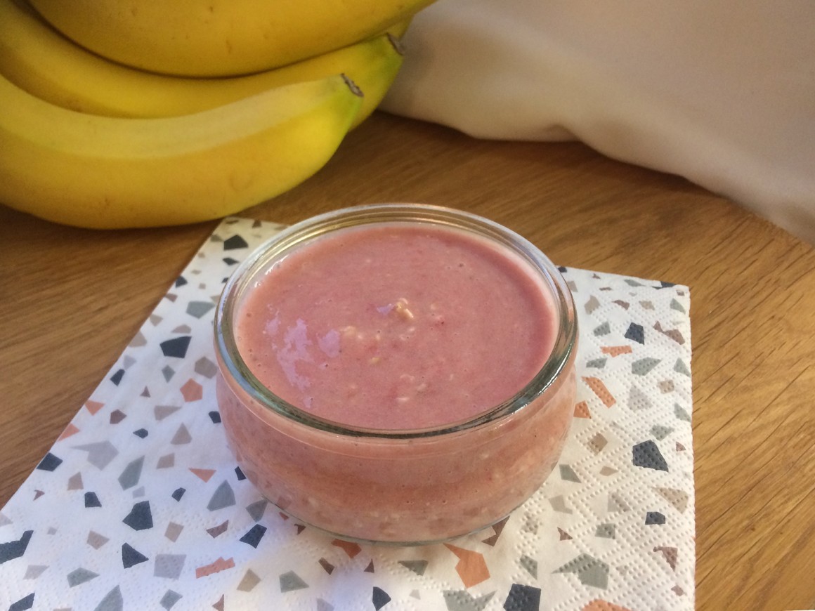 Bananenbrei mit Himbeeren