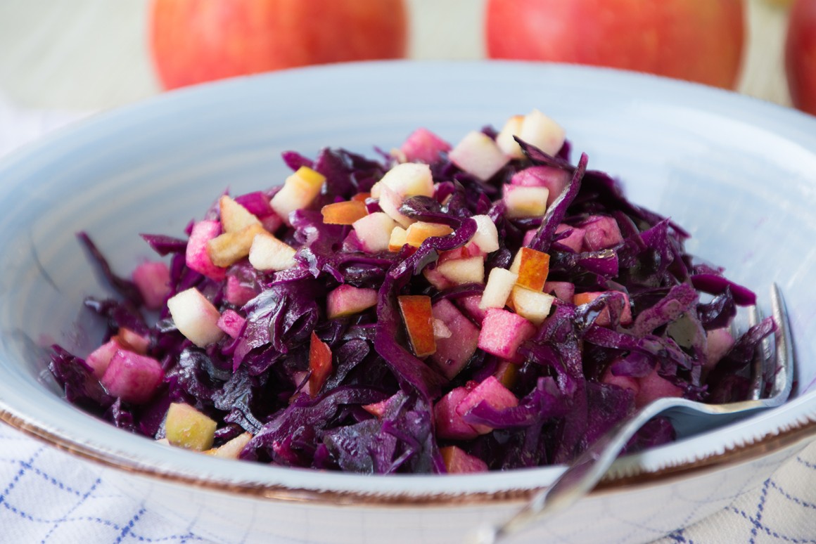 Rotkohlsalat mit Apfel - Rezept