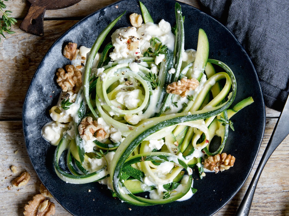 Gemüse-Tagliatelle mit Ziegenfrischkäsesauce