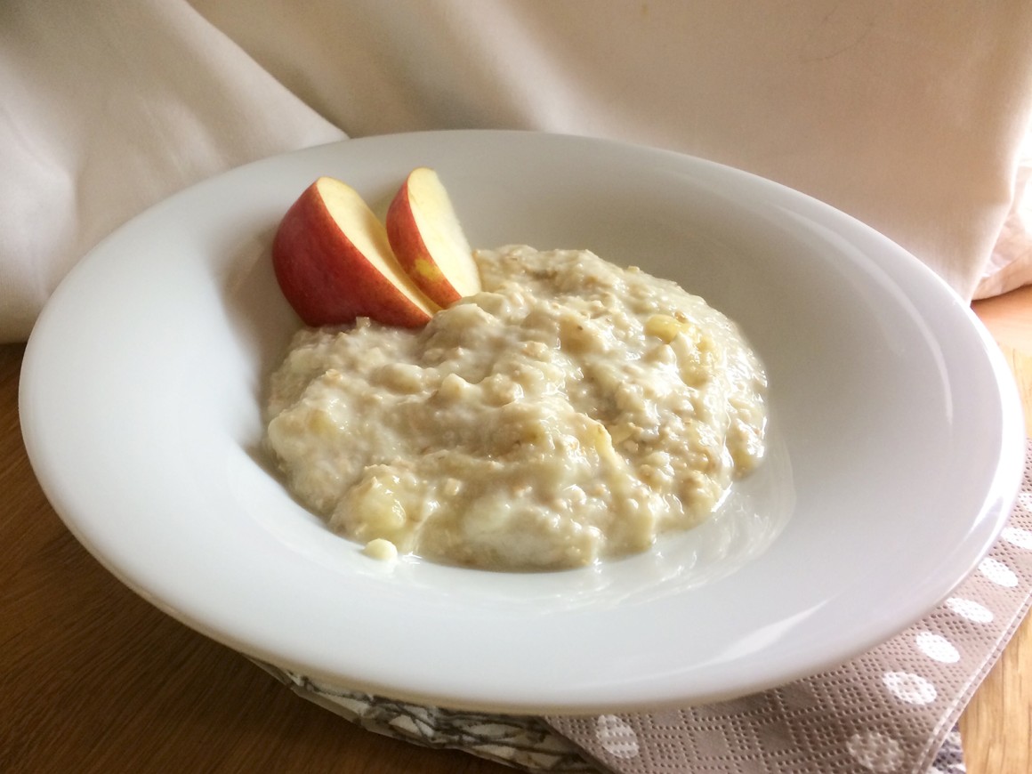 Babymüsli mit Banane, Apfel und veganem Joghurt