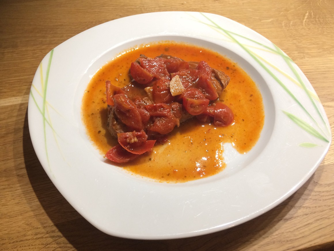 Koteletts mit Tomaten und Knoblauch
