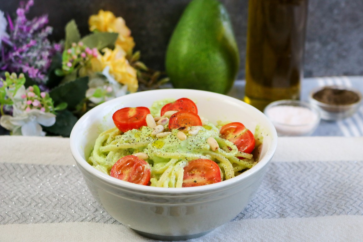 Vegane Avocadopasta mit Kirschtomaten