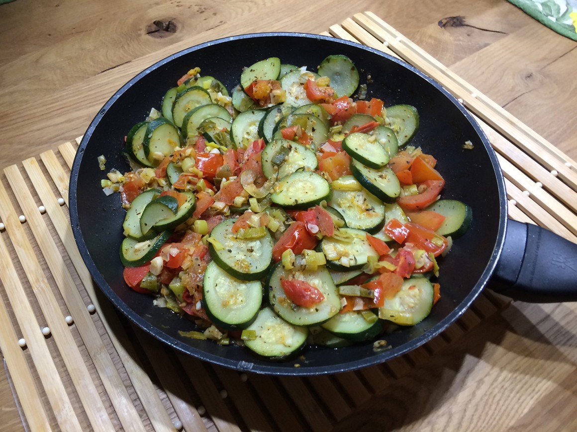Zucchinipfanne mit Tomaten - Rezept