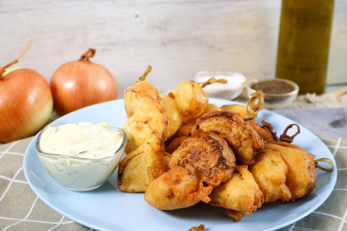 Frittierte Zwiebeln im Bierteig mit Dip - Rezept