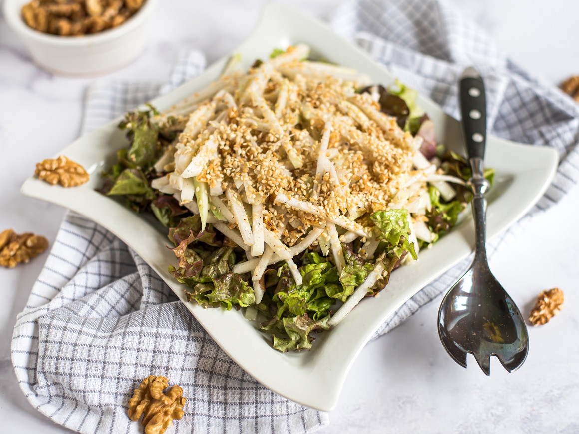 Kohlrabisalat mit Nüssen - Rezept