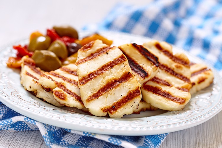 Gegrillter Halloumi mit Oliven