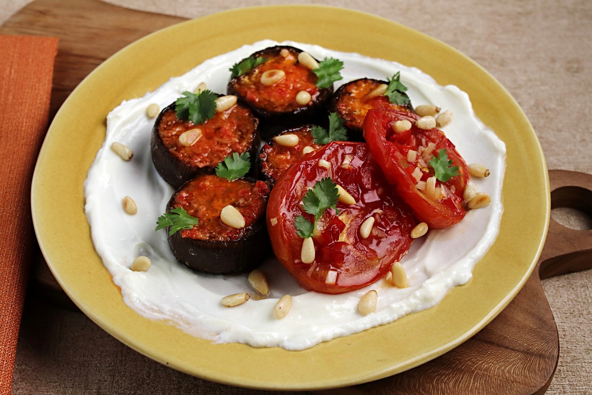 Geröstete Auberginen mit Tomaten und Pinienkernen