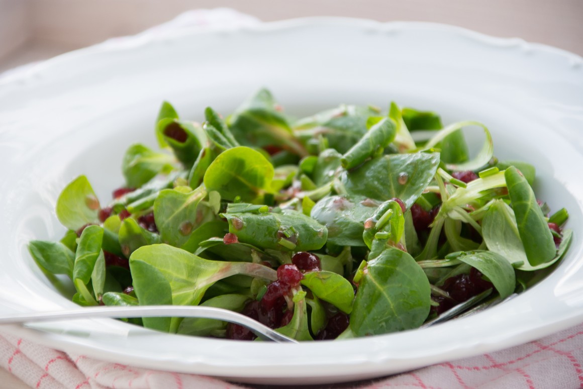 Feldsalat mit Preiselbeervinaigrette