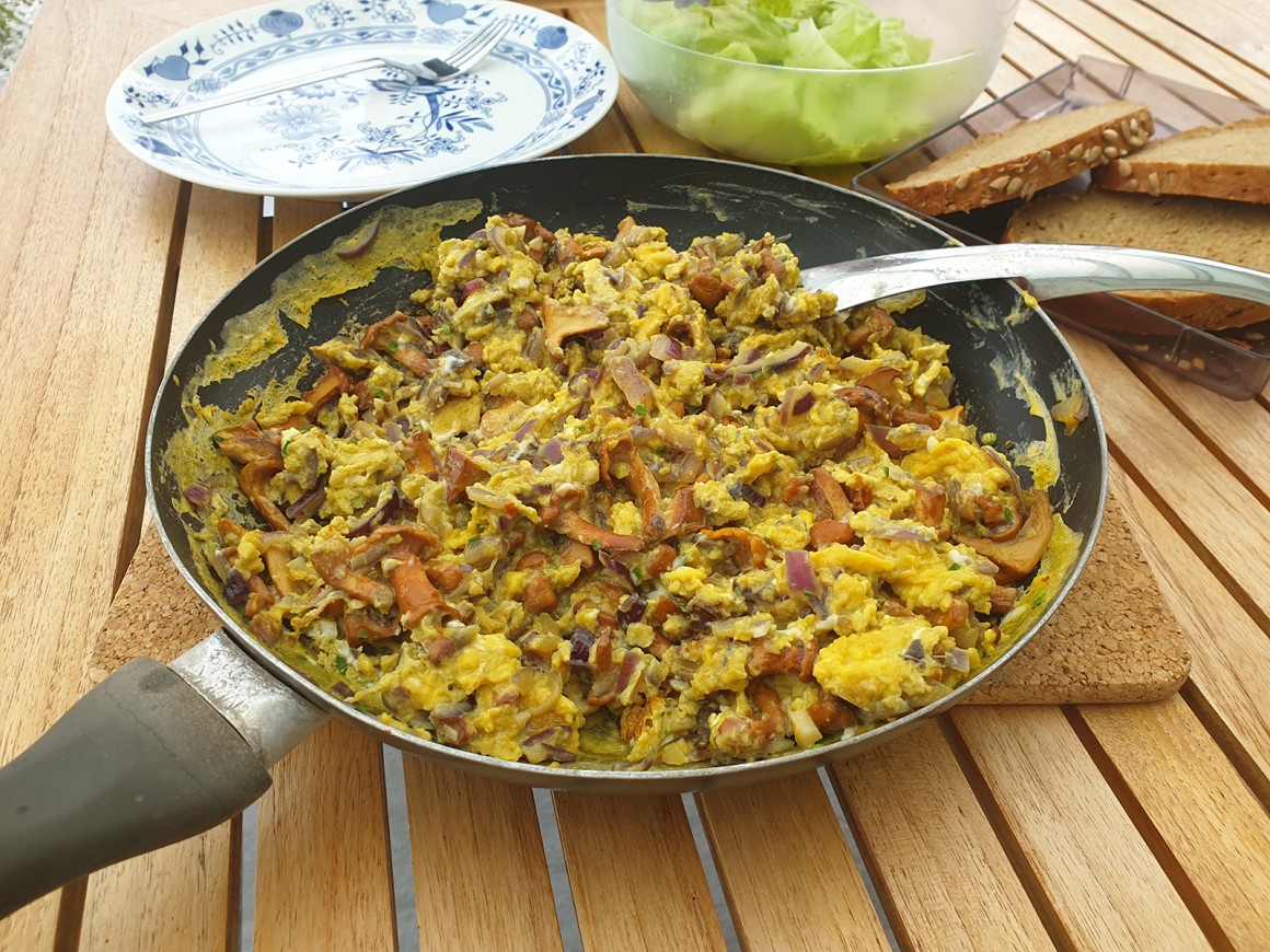 Rührei mit frischen Pfifferlingen